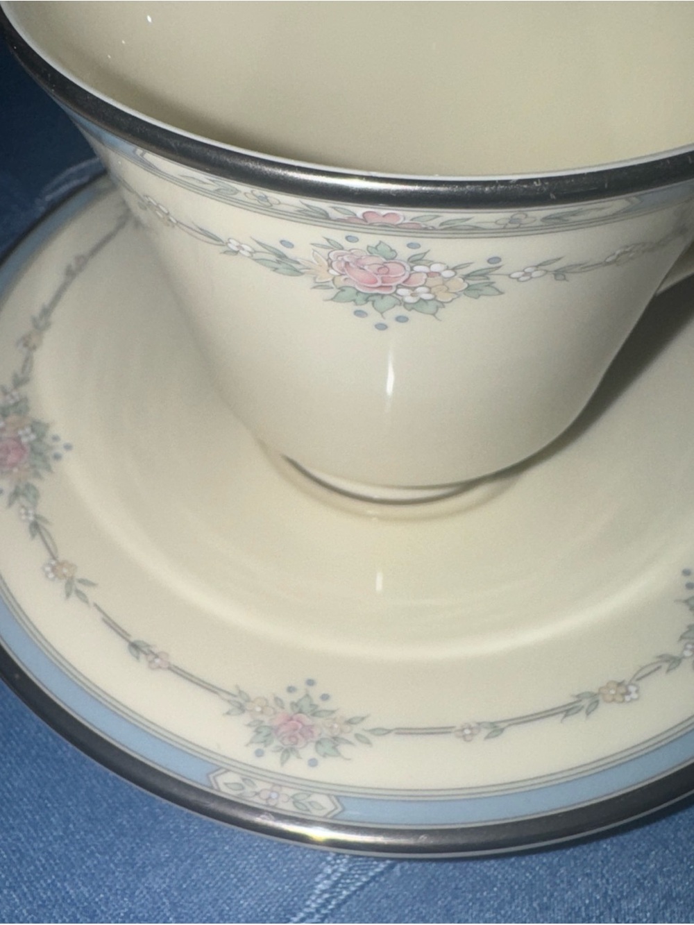 Royal Doulton Ivory Dinnerware Set with Pink Rose & Silver Trim-5 piece “Lisa”. - Picture 2 of 6